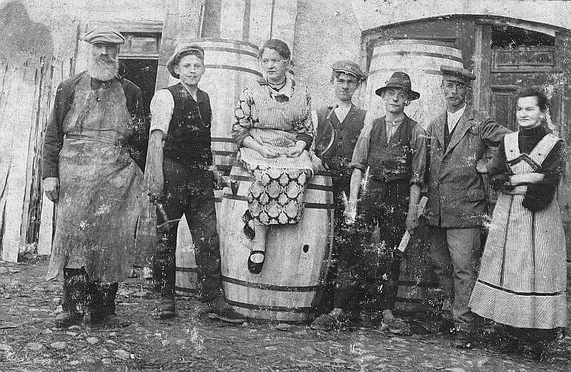 V učení u bednářů