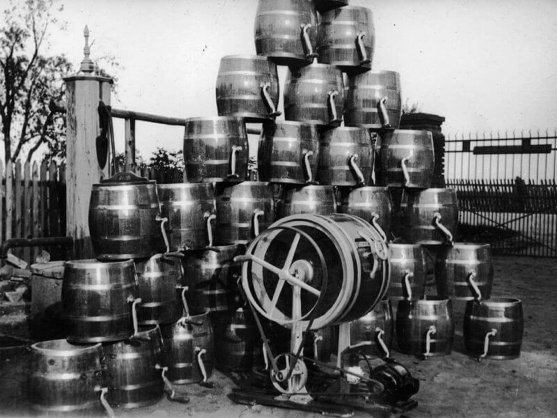 Pračka spojená řemenem s máselnicí